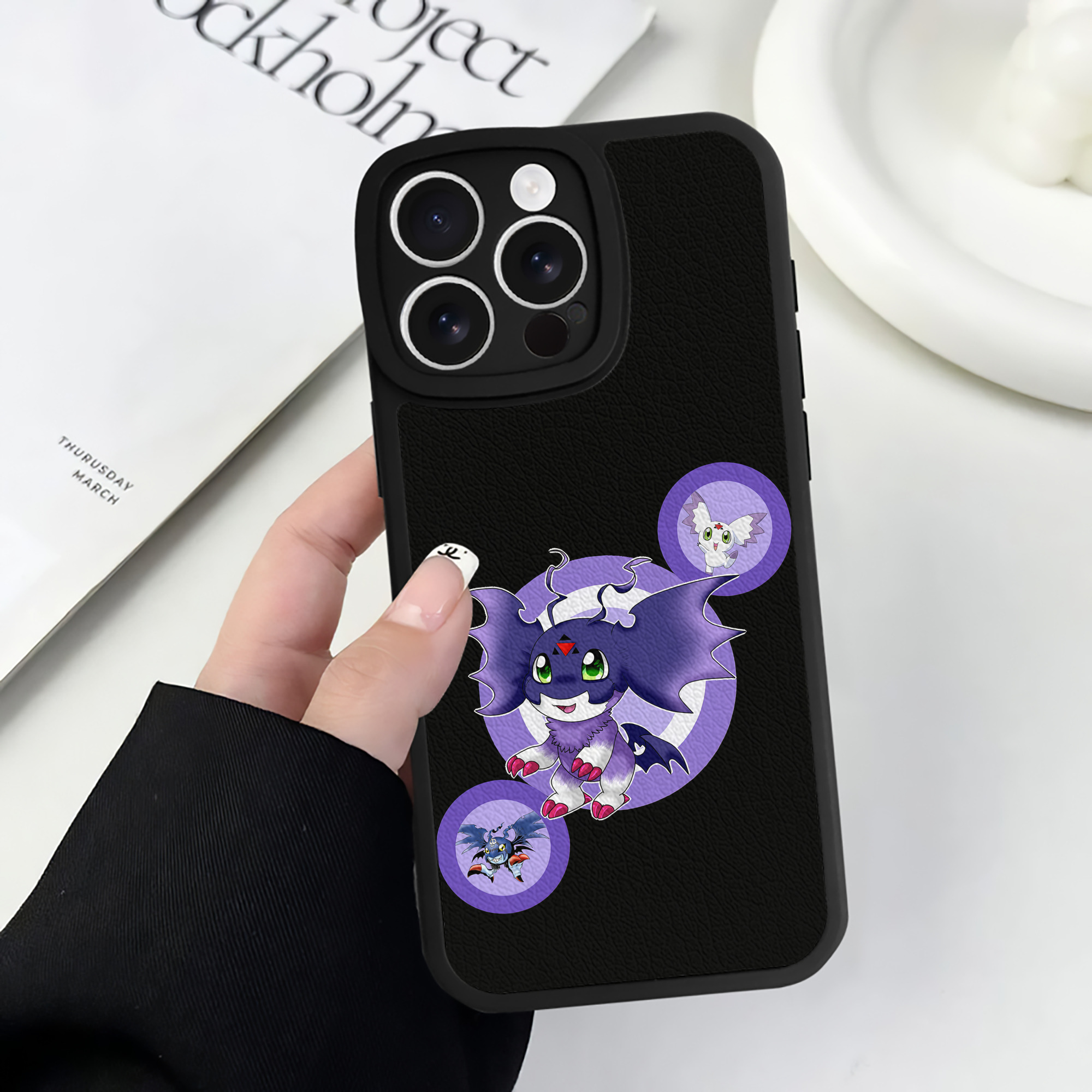 （画像用） Digimon デジタルモンスター/デジモン 【iPhone 16シリーズ対応】シリコンスマホケース（レザー調） 材質：シリコン
